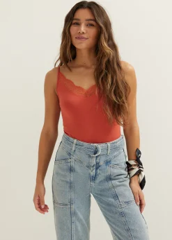 Basic singlet met kant detail