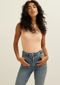 Basic singlet met kant detail