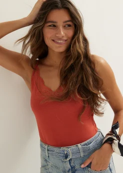 Basic singlet met kant detail