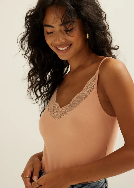 Basic singlet met kant detail