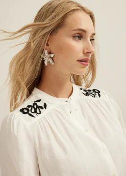 Blouse geborduurde bloemen