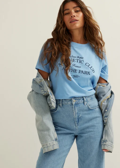 Oversized t-shirt aesthetic