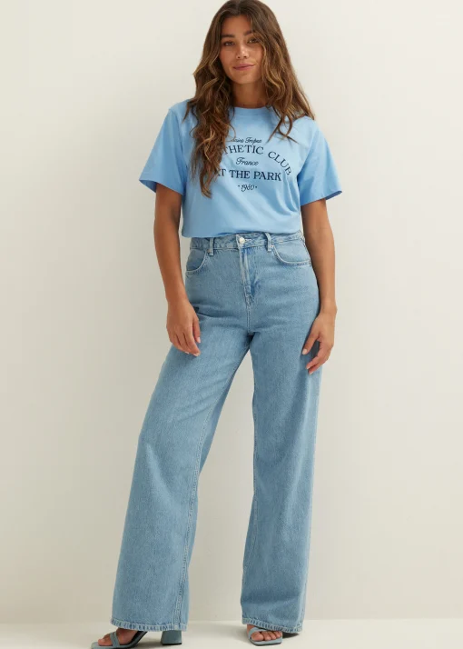 Oversized t-shirt aesthetic