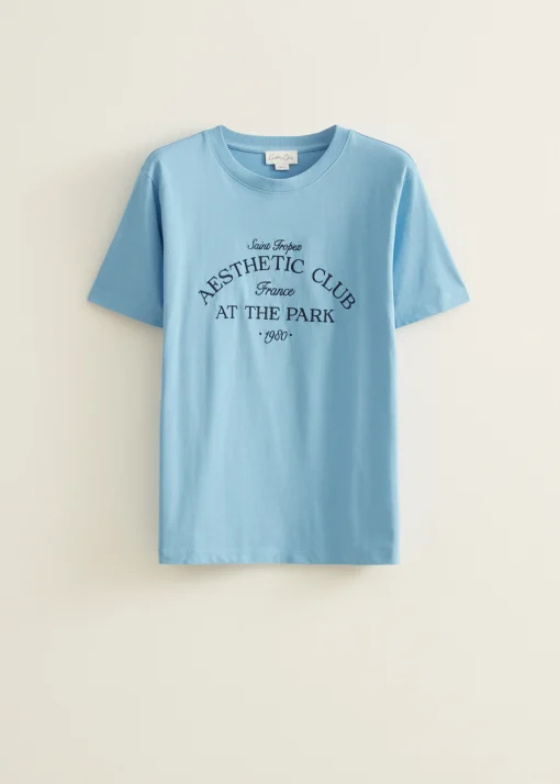 Oversized t-shirt aesthetic