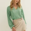 Top met broderie structuur
