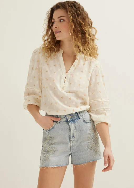 Top met geborduurde print