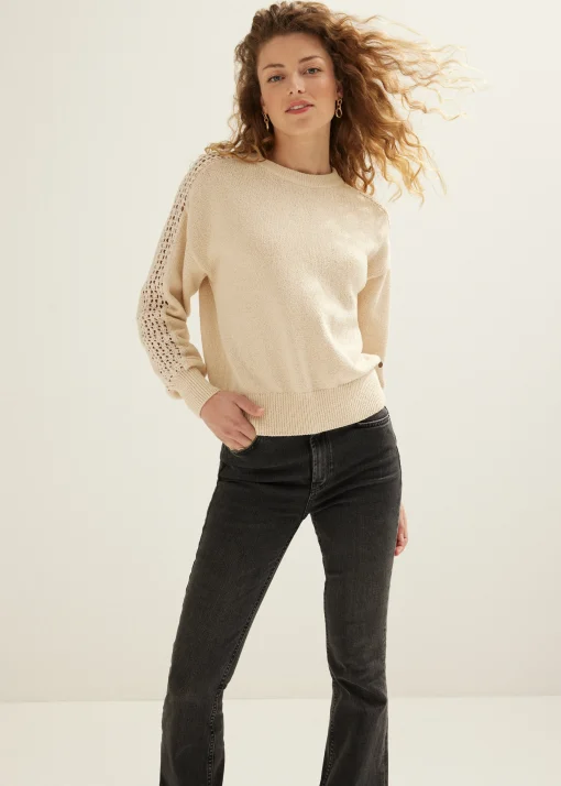 Trui met crochet details